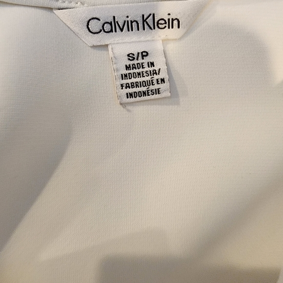 Sleeveless blouse with metal collar ring - Picture 3 of 4